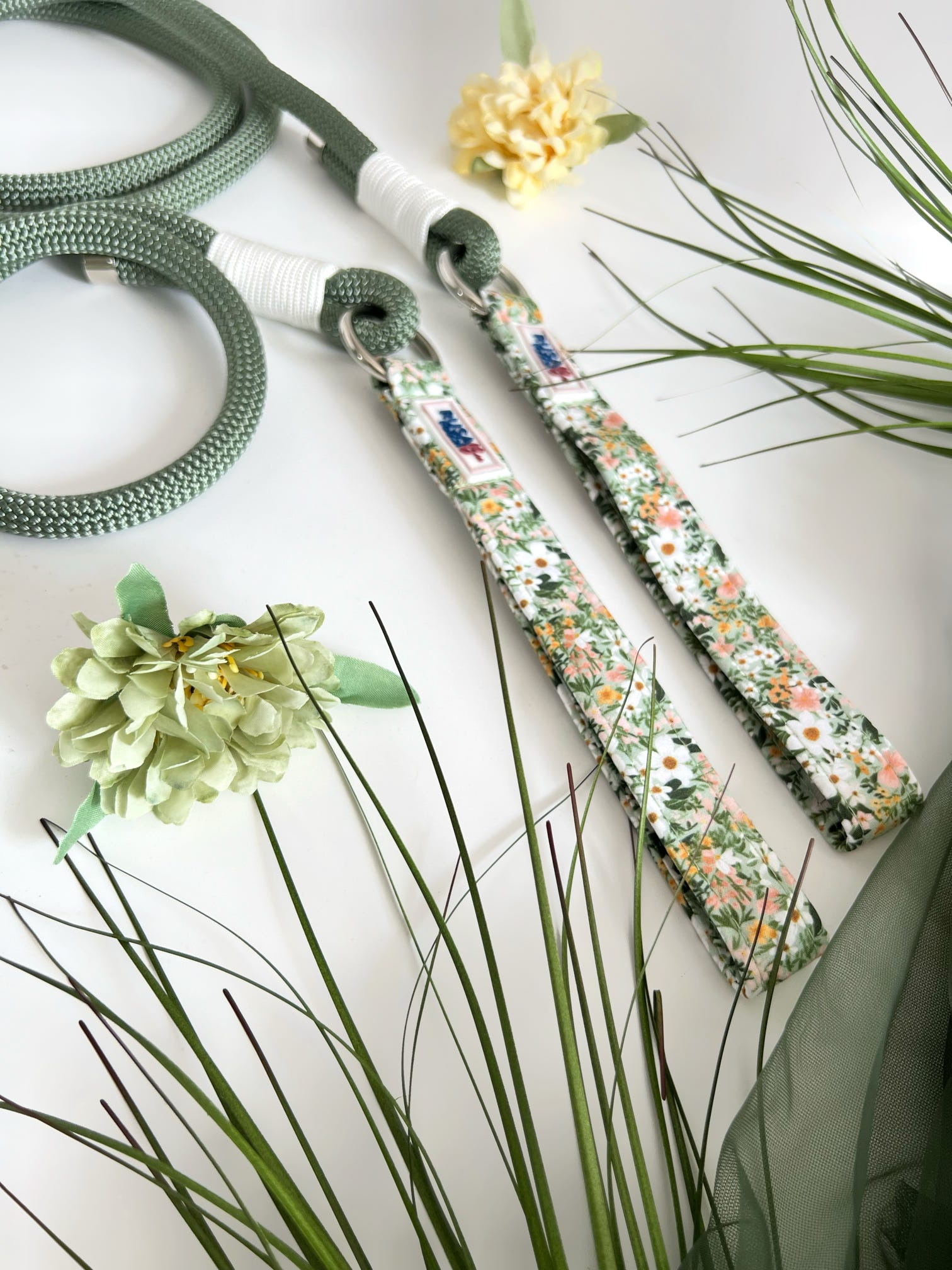 Close up of the fabric handles on our green floral rope lead