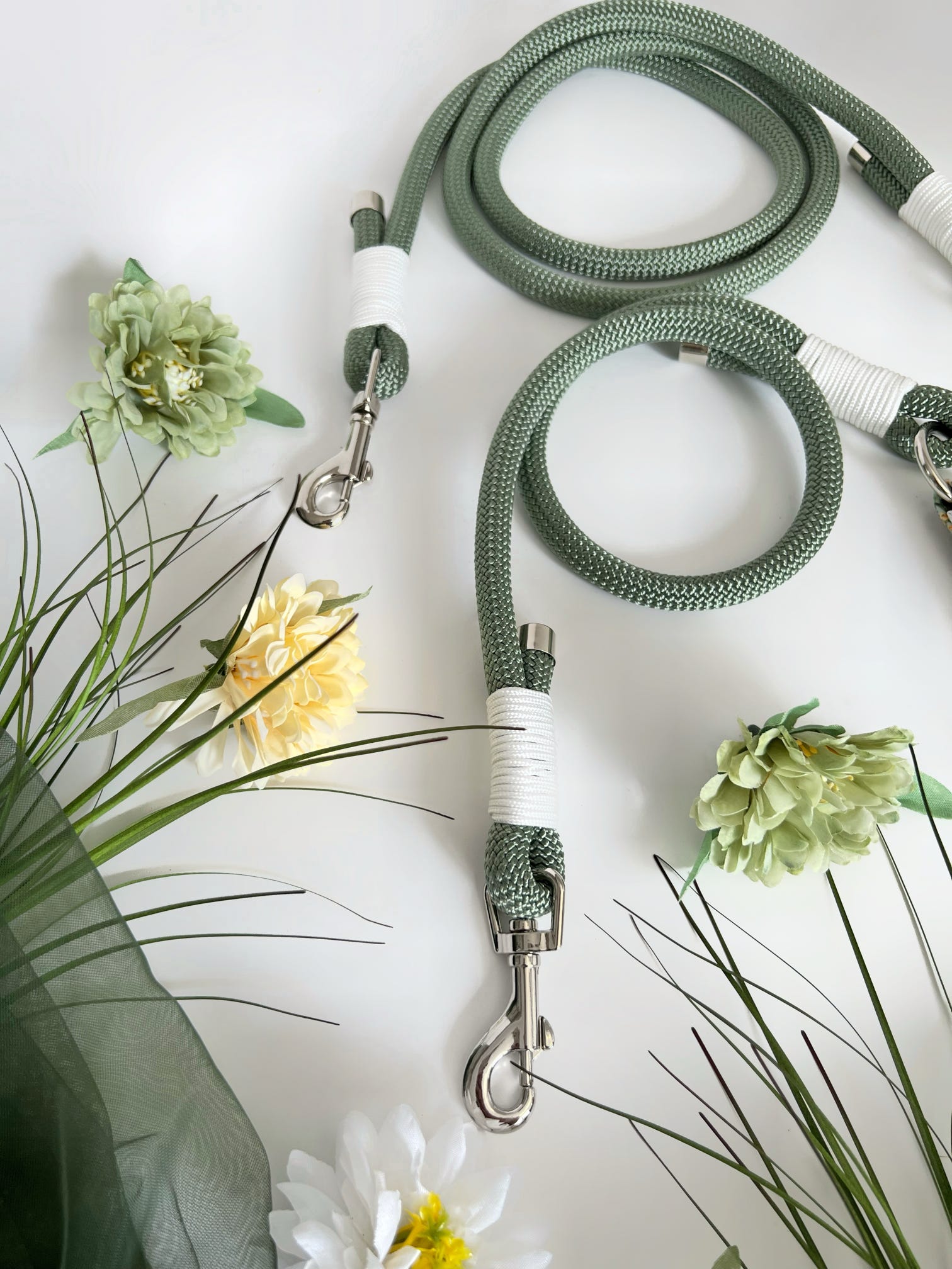 Close up of the fabric handles on our green floral rope lead