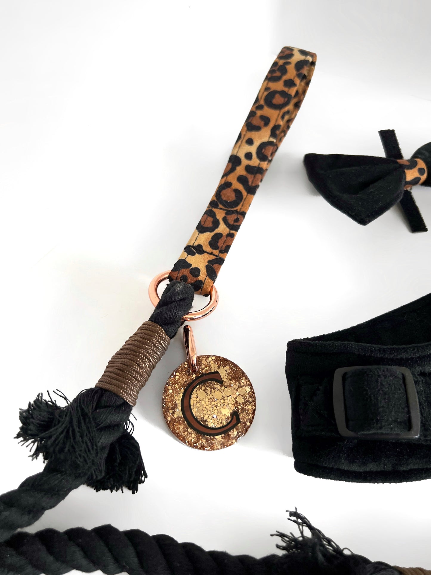 Close up of gold glitter tag on a rope lead