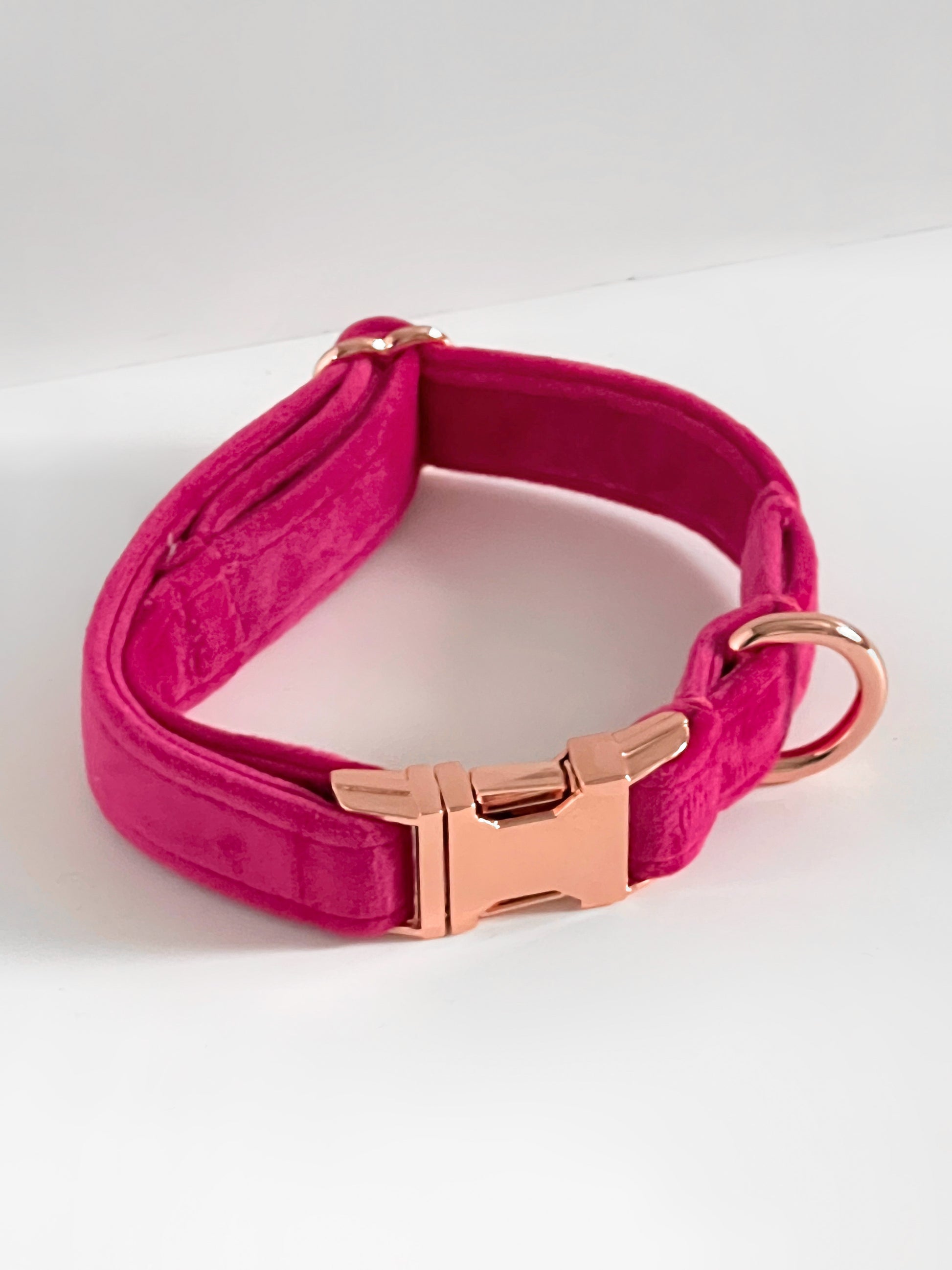 Fuchsia pink velvet dog collar - top view