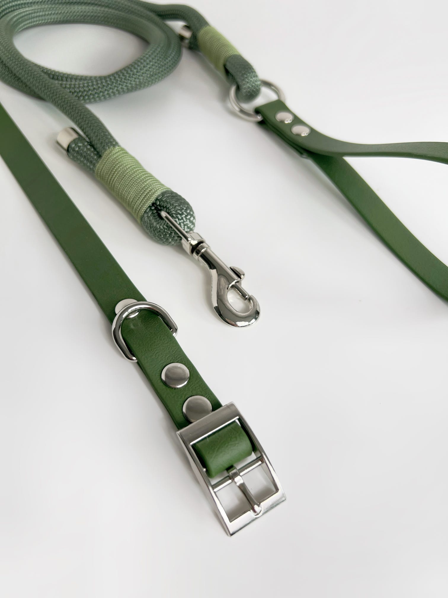 Green waterproof dog collar and green rope lead